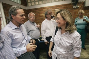 IMG_6011 אילנה ויאיר מחליפים דברים בעת קבלת הפנים