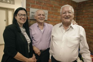 IMG_6044 אורחים בכניסה לטקס