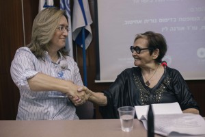 IMG_6103 ברכה לוחת את ידה של אילנה לכבוד קבלת הפקס