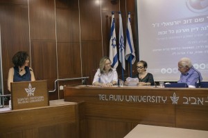 IMG_6110 מיכה, ברכה ואילנה יושבים בפאנל הנואמים. יפעת זמיר עומדת מול הפודיום ומנהלת איתם דיון