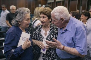 IMG_6145 מיכה מדבר עם אורחות בטקס