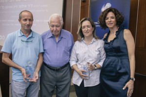 IMG_6158 יפעת זמיר, אילנה דיין מחזיקה את הפקס בו זכתה, מיכה ומנכל ארגון כל זכות מחזיק את הפרס בו זכה