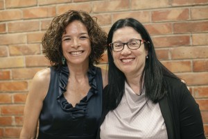 IMG_9296 אורחת בטקס מחובקת עם יפעת זמיר