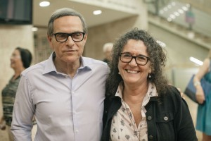 IMG_9340 יאיר רוט-לוי מחובק עם אורחת בטקס