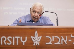 IMG_9397 יו"ר העמותה העמותה דאז, השופט בדימוס מיכה לינדנשטראוס, בעת נאומו בטקס