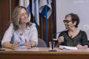 IMG_9419 אילנה דיין מדברת עם חברת הפאנל השופטת בדימוס ברכה אופיר-תום היושבת לצידה