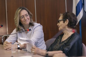 IMG_9421 אילנה דיין מדברת עם חברת הפאנל השופטת בדימוס ברכה אופיר-תום היושבת לצידה