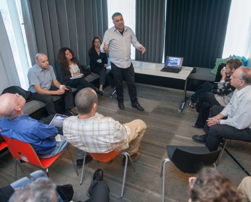 משתתפי שולחן עגול במהלך הכנס "שקיפות ככלי עבודה"