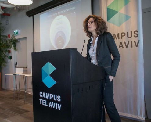 יפעת זמיר, מנכ"לית העמותה, נואמת בכנס "שקיפות ככלי עבודה"