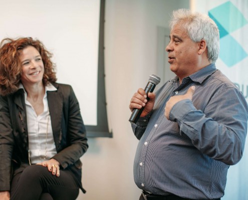 תמונה של יפעת זמיר ואחד הדוברים במהלך הכנס "שקיפות ככלי עבודה"