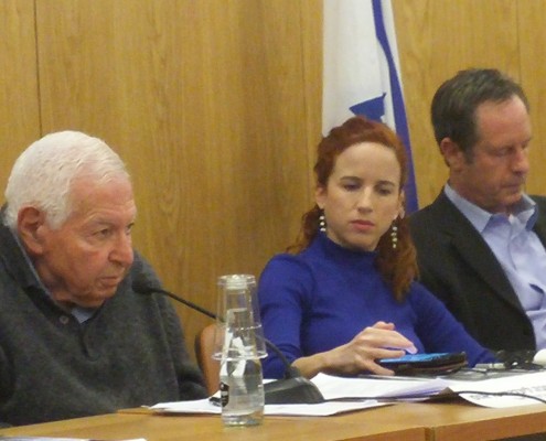 השופט בדימוס מיכה לינדנשראוס, ח"כ סתיו שפיר, וח"כ לשעבר אופיר פינס פז במהלך כנס השקת מדד השקיפות באתרי הרשויות המקומיות לשנת 2016 בוועדת השקיפות בכנסת