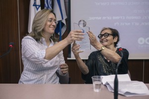 IMG_6100 (1) ברכה מעניקה את מגן השקיפות לאילנה