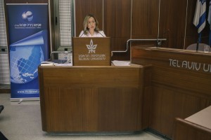 IMG_6116 ד"ר אילנה דיין בעת נאום קבלת הפרס וה"אני מאמין" שלה