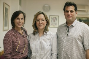 IMG_9332 האחים חיים ושרונה יזרעאלי ביחד עם אילנה דיין העומדת בין השניים